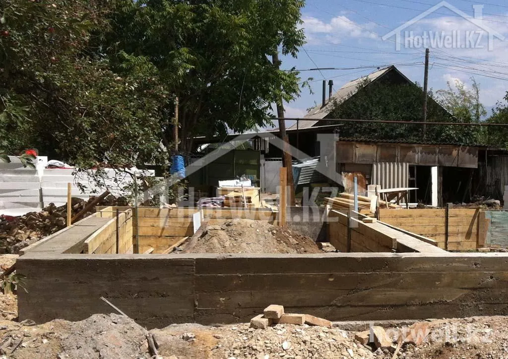 Общий вид опалубки фундамента дома «А-100А» на участке перед заливкой плиты