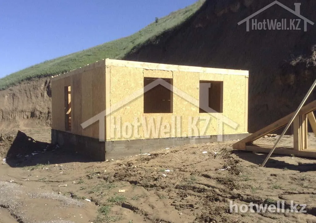 Коробка первого этажа дома «А-100Б» из СИП-панелей на бетонном цоколе