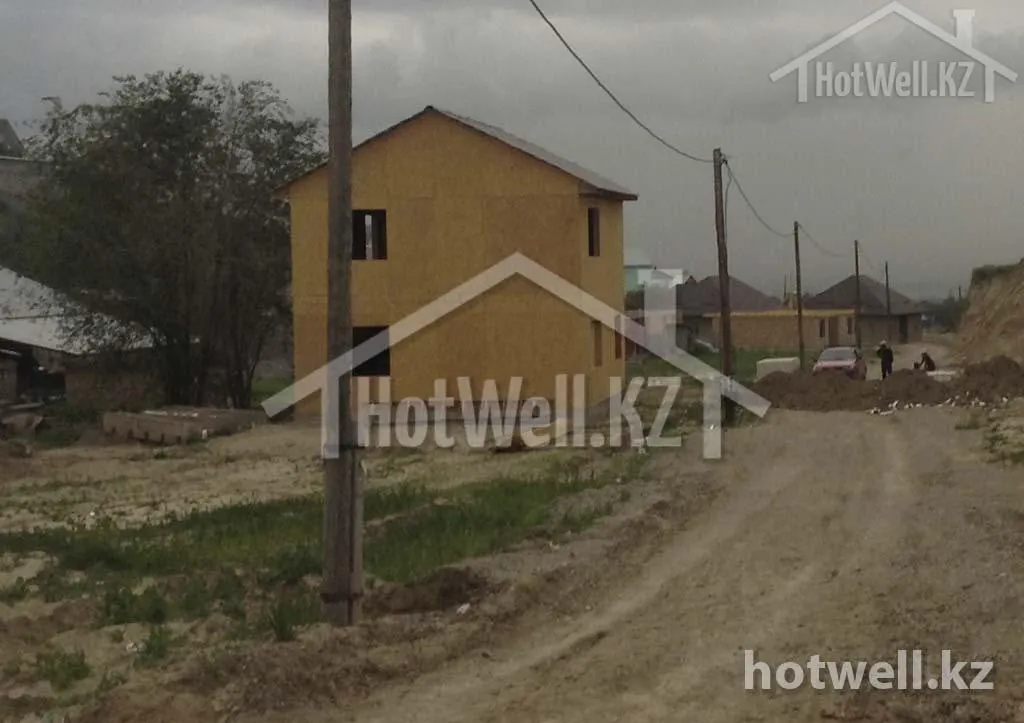 Двухэтажный дом «А-100Б» из СИП-панелей на новом участке, вид с дороги