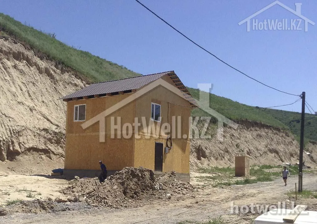 Дом «А-100Б» под кровлей: установлены первые окна, идёт планировка участка у склона