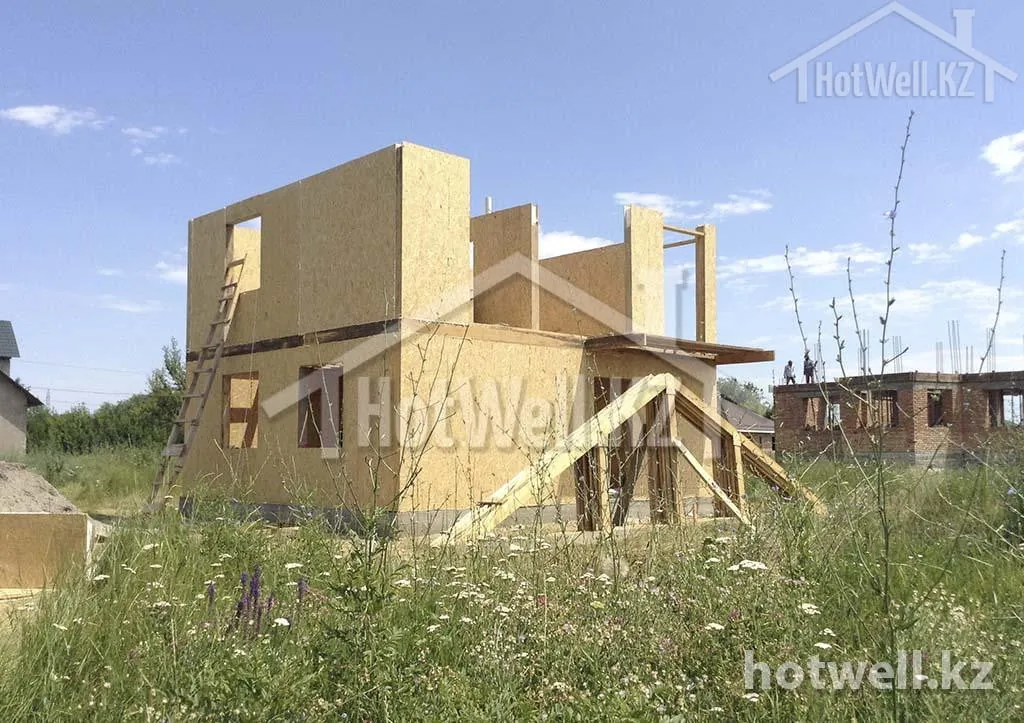Коробка двухэтажного дома «А-100В» из СИП-панелей до монтажа кровли