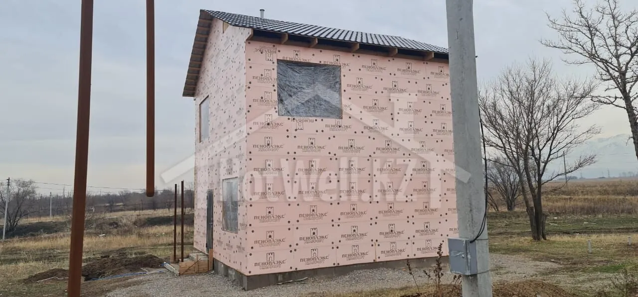 Дом «А-100Б» под чёрной кровлей: стены утеплены Пеноплэксом перед отделкой фасада