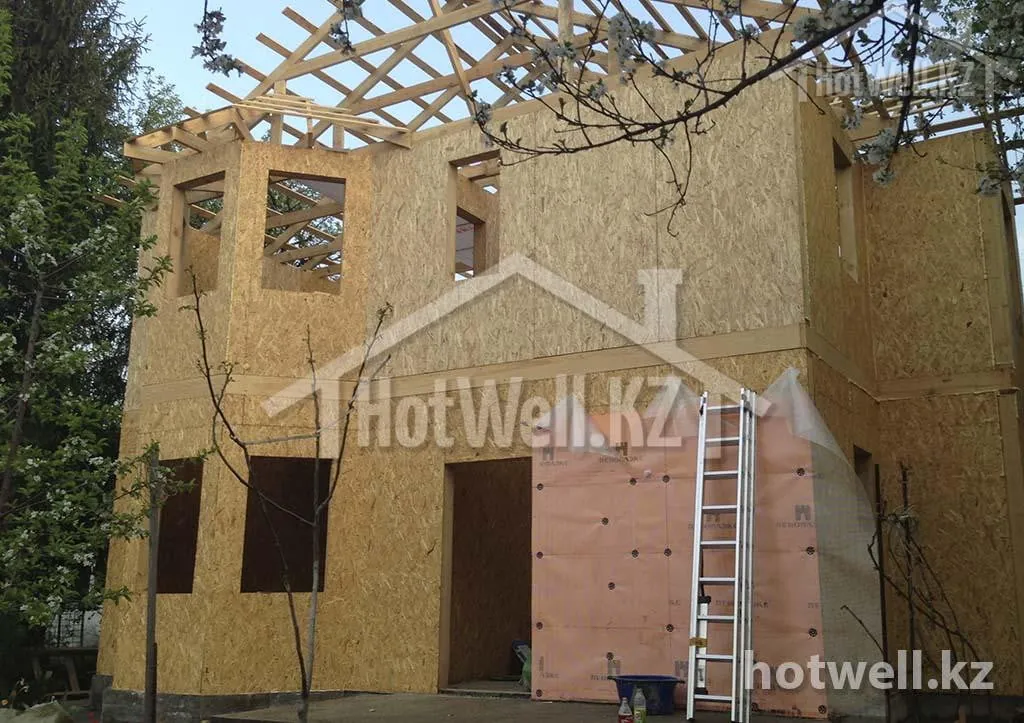 Коробка дома «А-153» из СИП-панелей: собран второй этаж, ведётся устройство крыши