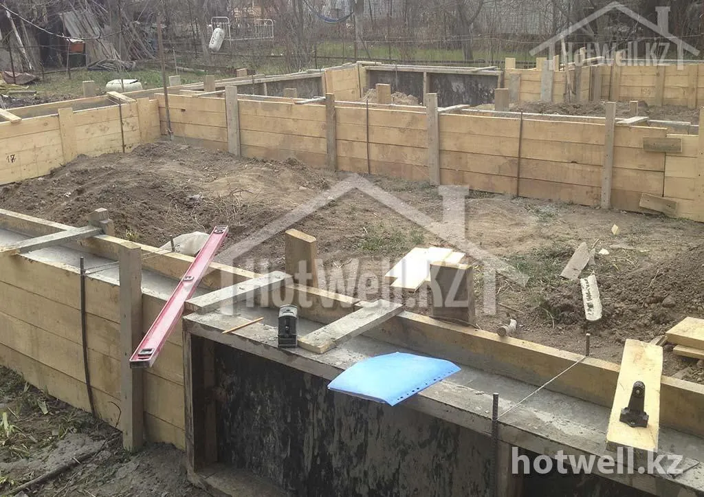 Опалубка фундамента дома «А-153»: выставлена геометрия, контроль горизонта строительным уровнем