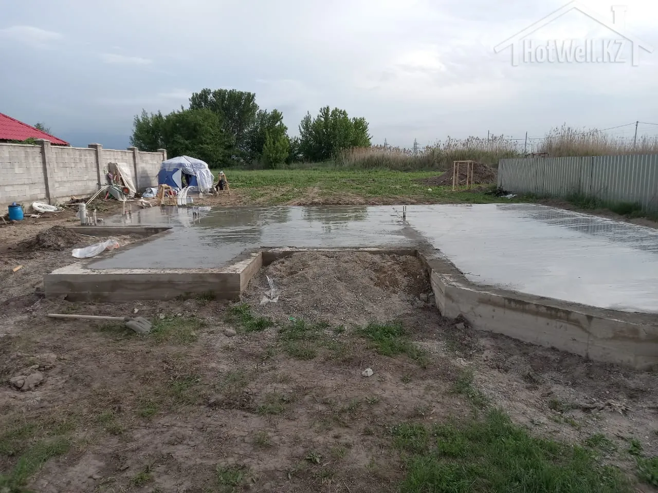 Готовая плита фундамента дома «А-217» с эркерной частью, вид со стороны двора