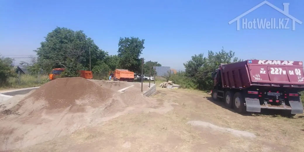 Самосвалы подвозят песчано-гравийную смесь для засыпки фундамента дома «А-85Б»