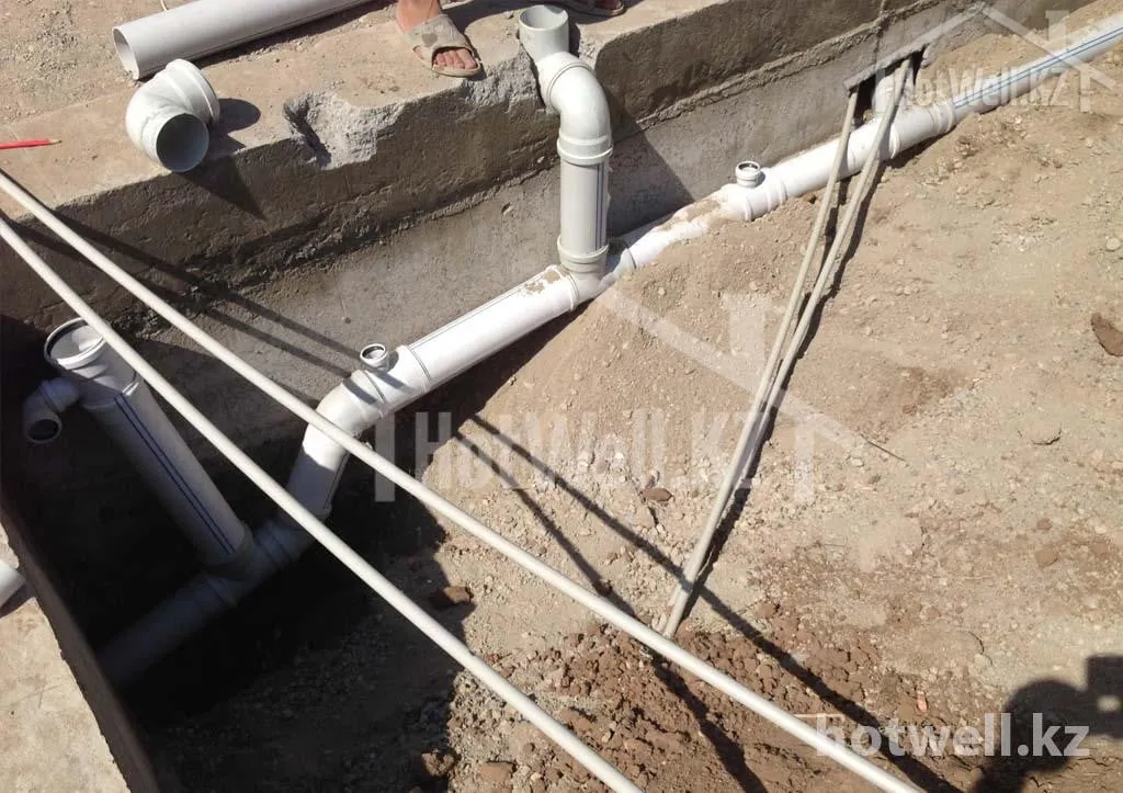 Разводка канализационных труб по фундаменту перед заливкой плиты дома «Б-108»