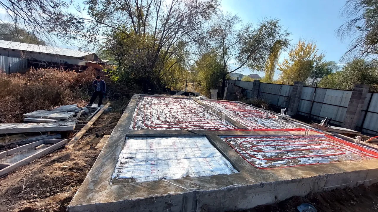 Смонтированные контуры тёплого пола и утеплитель перед заливкой стяжки
