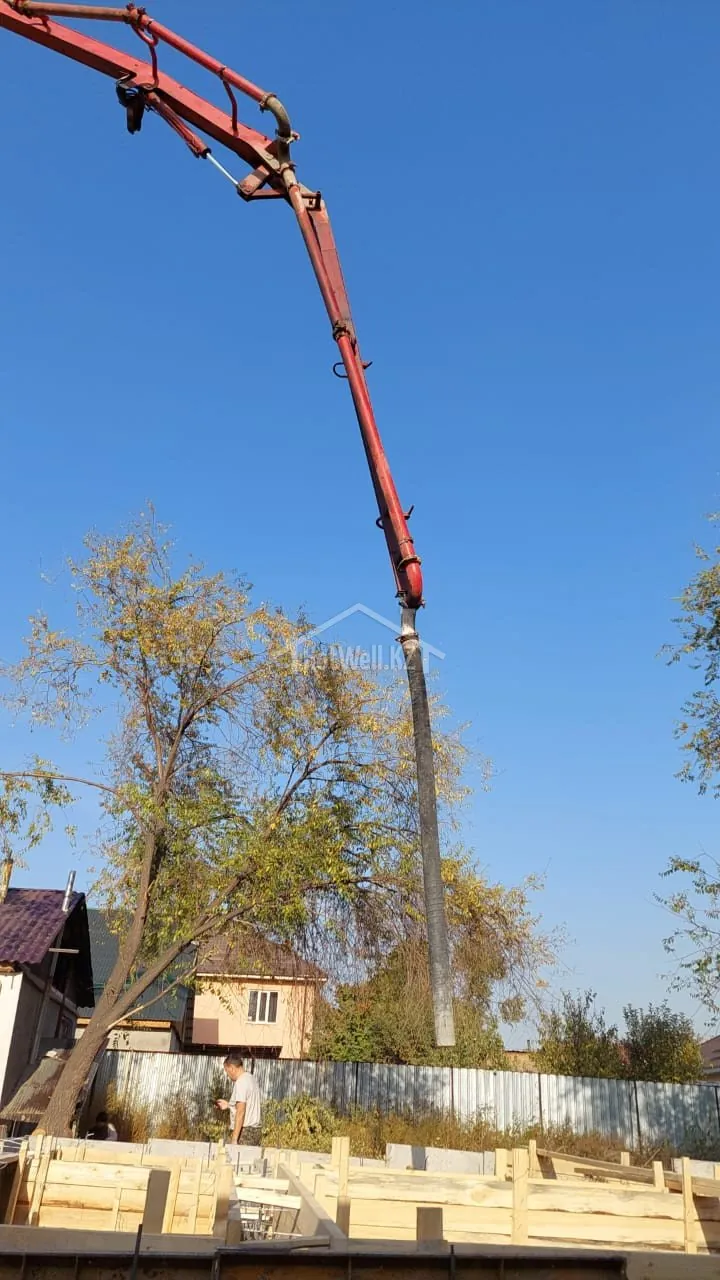 Подача бетона автобетононасосом при заливке фундамента дома «Б-113Б»