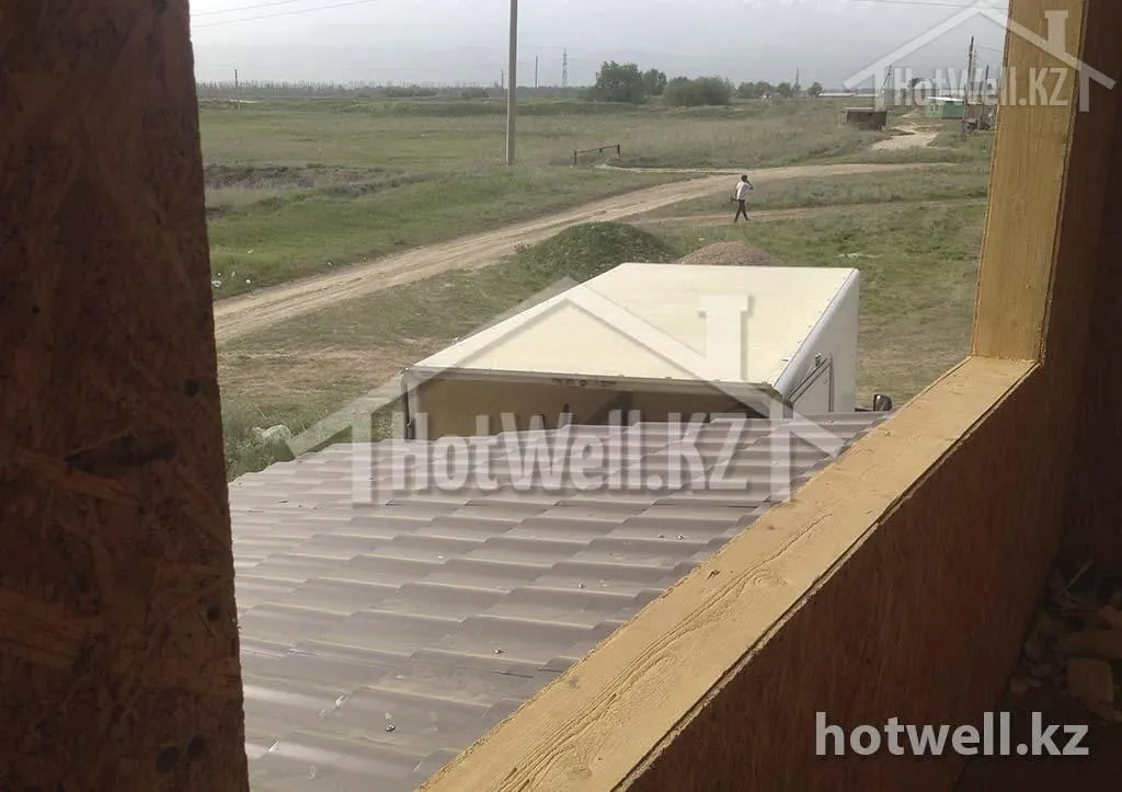Вид со второго этажа дома «Б-119» на скат кровли из металлочерепицы и грузовой фургон