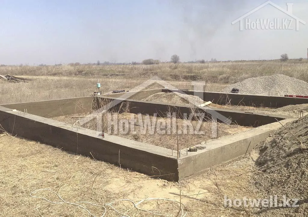 Ленточный фундамент дома «Б-119» на участке в пригороде — бетонные ленты с выпусками арматуры