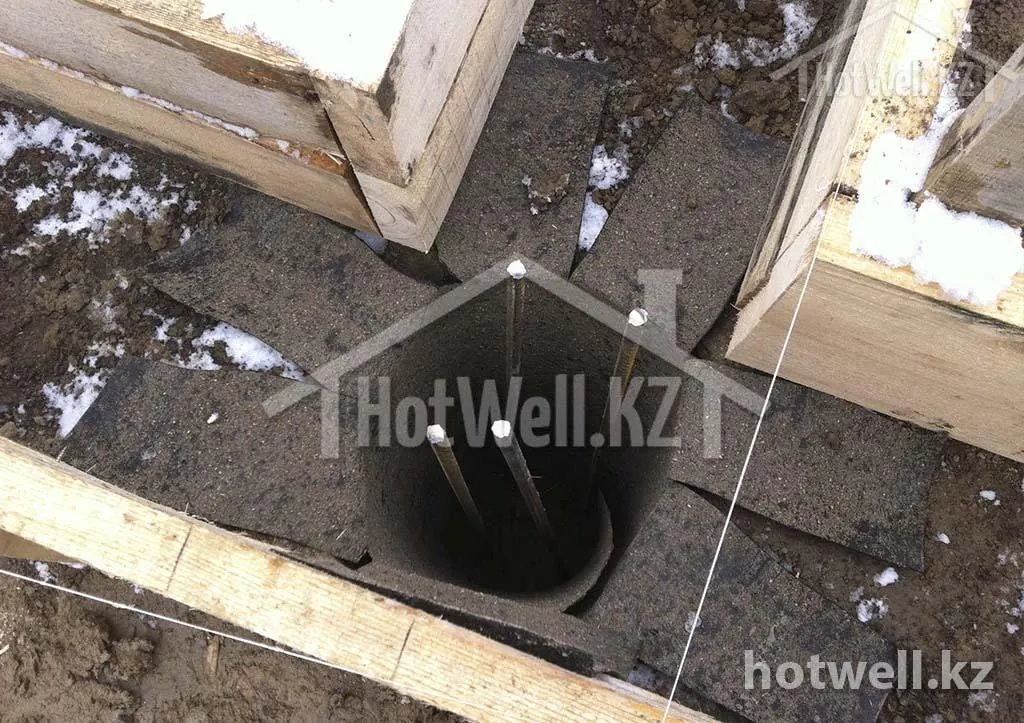 Буронабивная свая фундамента дома «Б-158»: скважина с арматурой рядом с опалубкой
