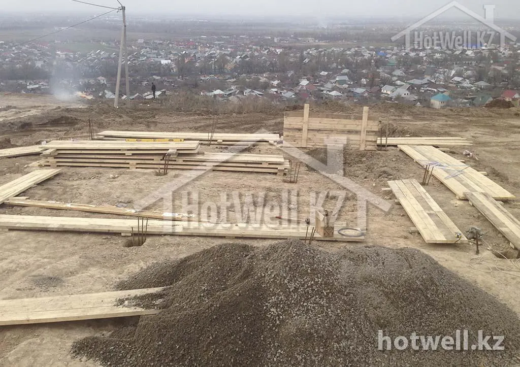 Разметка и опалубка фундамента дома «Б-169», щебень и арматура на площадке