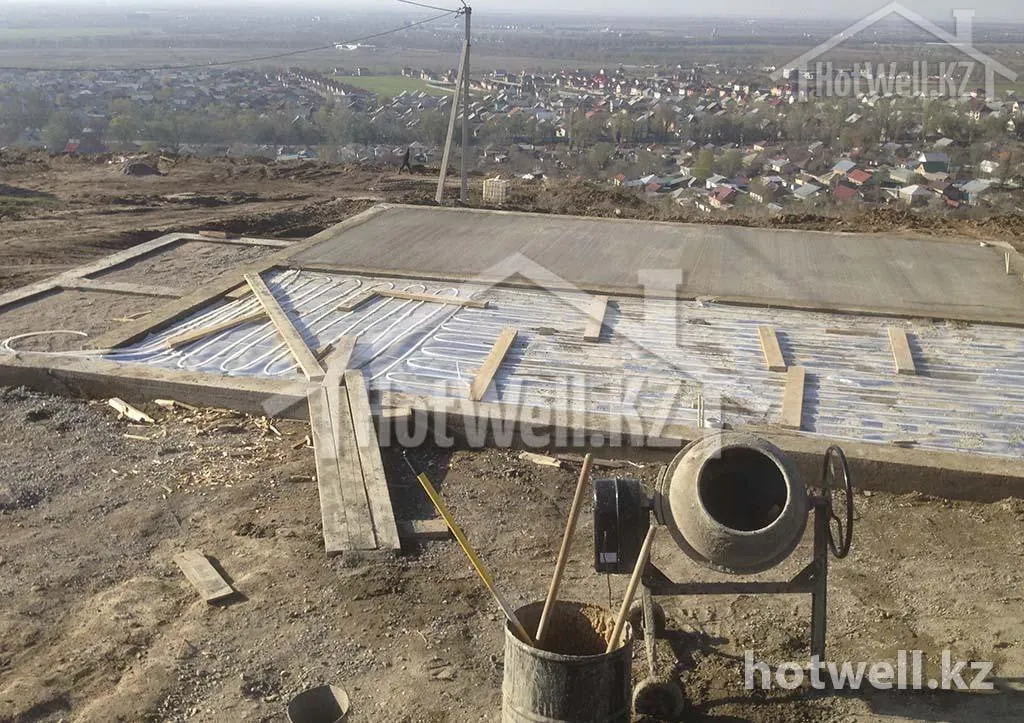 Заливка бетонной плиты дома «Б-169» поверх контуров водяного тёплого пола