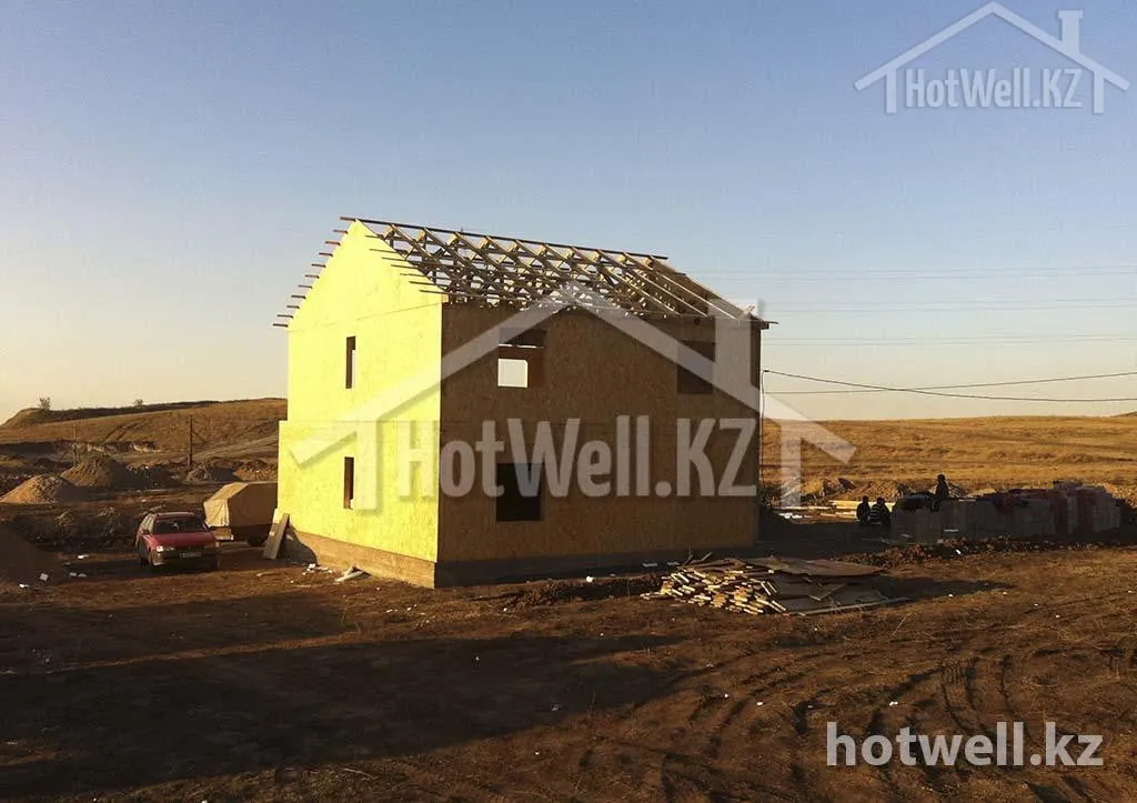 Двухэтажный дом «Б-174» из СИП-панелей со смонтированными стропилами крыши