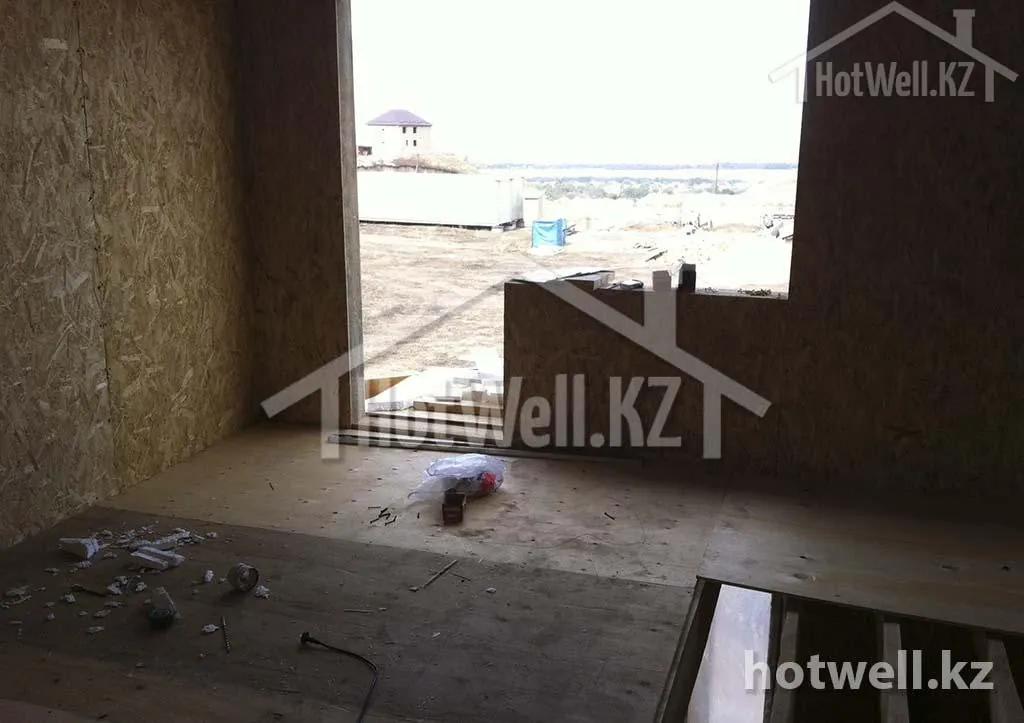 Комната первого этажа дома «Б-174» с оконным проёмом и черновым полом из OSB