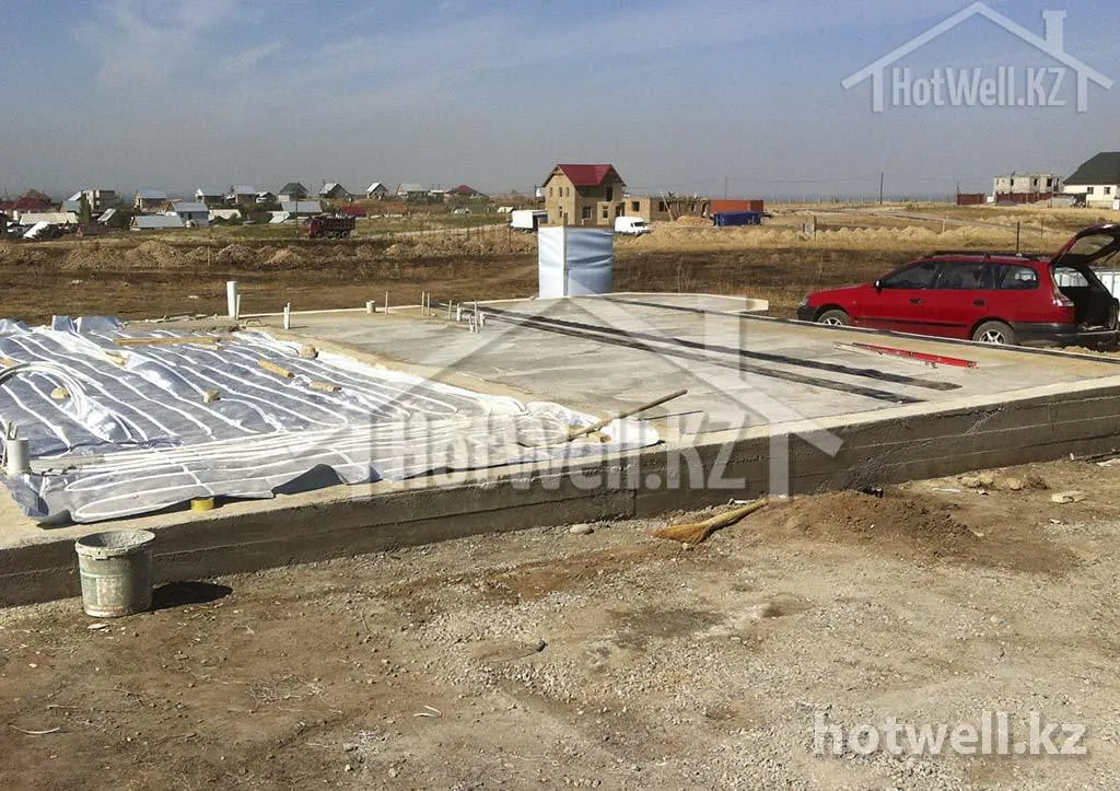 Фундаментная плита дома «Б-174»: укладка подложки под тёплый пол