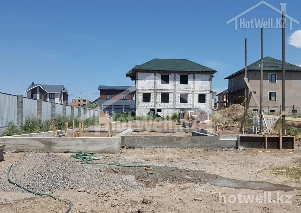Ленточный фундамент дома «Б-193» в опалубке, бетон набирает прочность