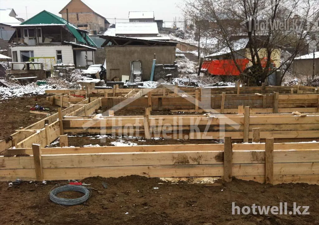 Опалубка фундамента дома «Б-205» с перегородками под несущие стены, первый снег
