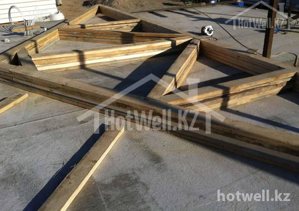 Сборка деревянных стропильных ферм на плите дома «Б-240»