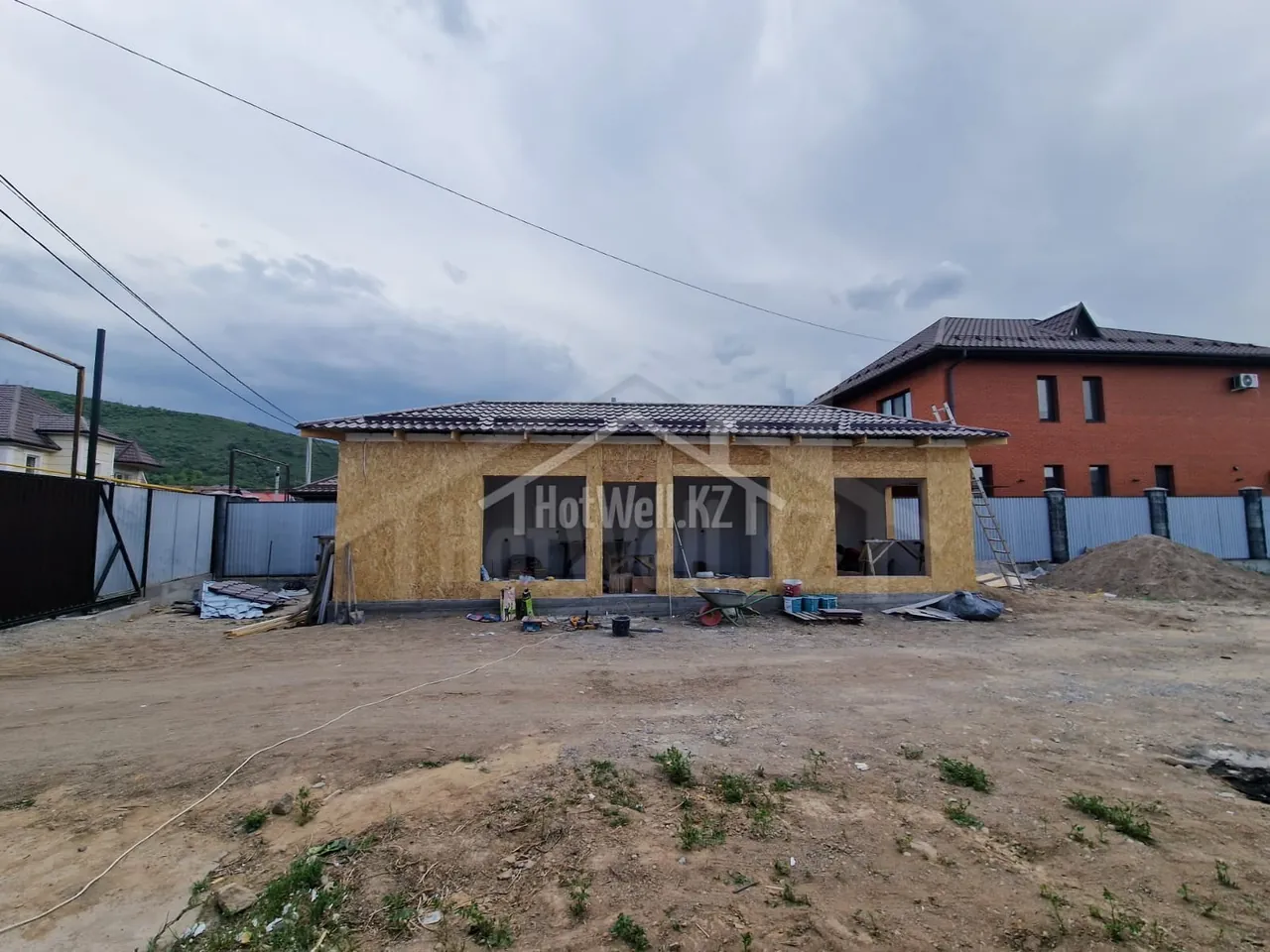 Коробка офиса «Б-48» из СИП-панелей с кровлей из металлочерепицы, проёмы под окна