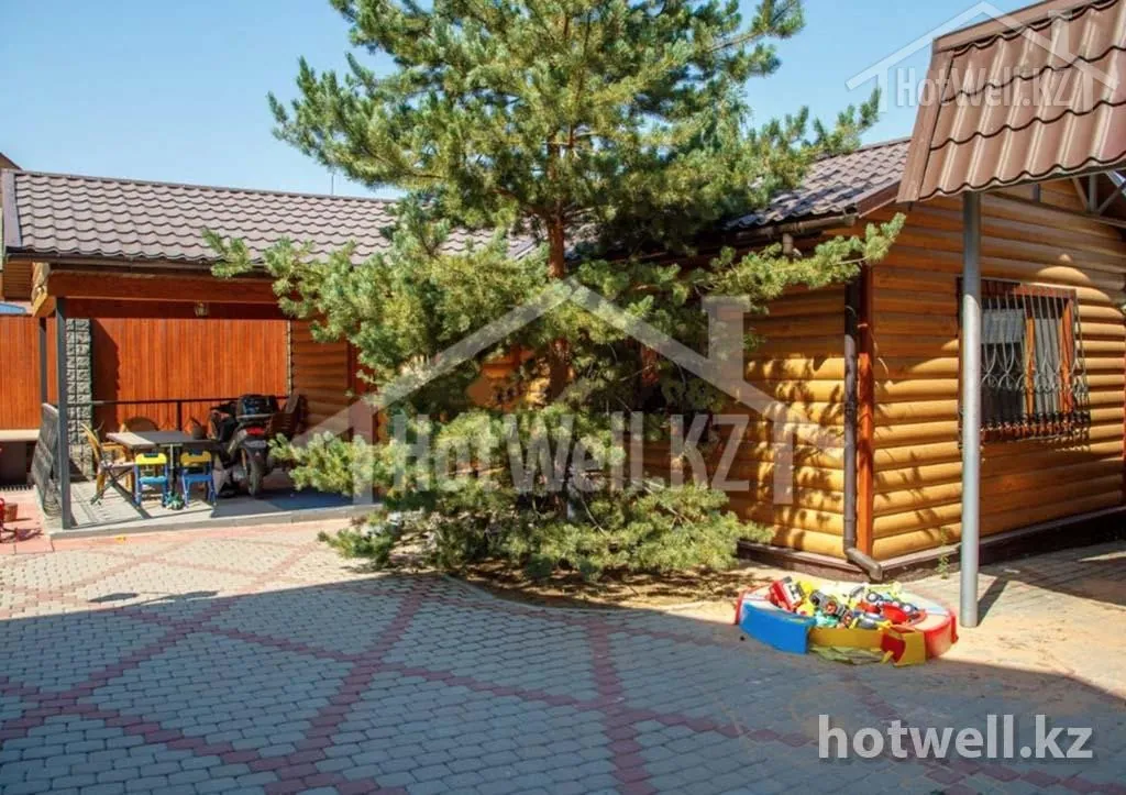 Двор готового дома «Б-63»: брусчатка, крытая терраса и фасад под блок-хаус