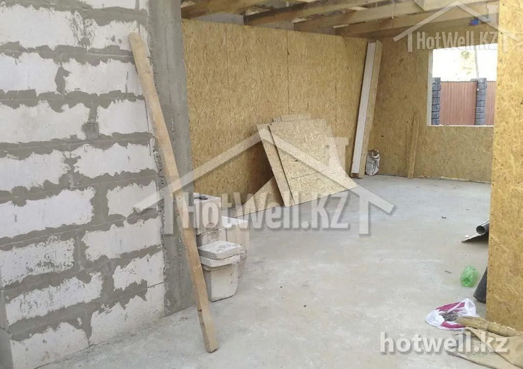 Помещение дома «Б-63» до отделки: стены из СИП-панелей и пеноблоков
