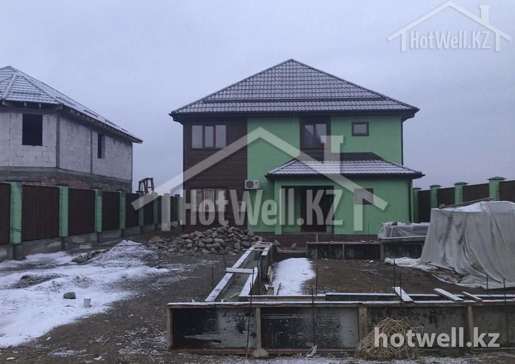 Опалубка фундамента дома «Б-67» на участке рядом с готовым двухэтажным домом