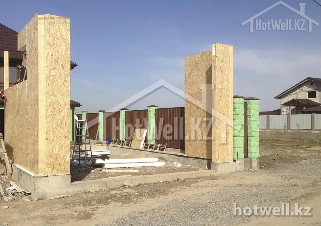 Первые стеновые СИП-панели дома «Б-67» установлены на бетонный фундамент