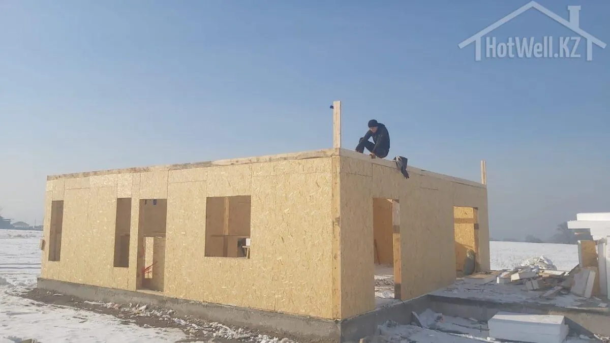 Смонтированные стены дома «Д-100Б» из СИП-панелей с готовыми оконными и дверными проёмами