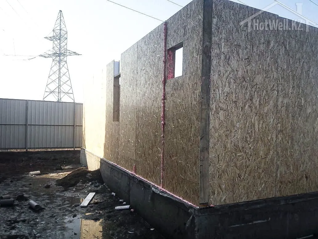 Угол дома «Е-106» из СИП-панелей на бетонном цоколе, стыки заполнены пеной