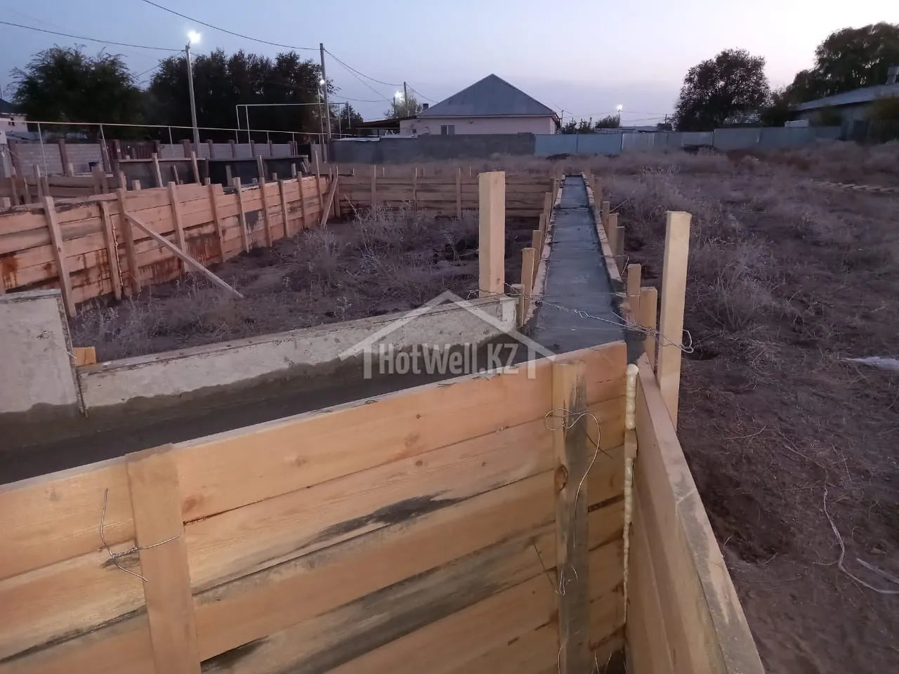 Опалубка ленточного фундамента дома «Е-191Б» со свежезалитым бетоном