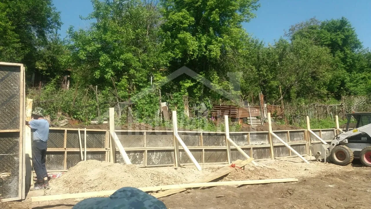 Опалубка фундамента дома «Е-254» с подпорками перед заливкой бетона