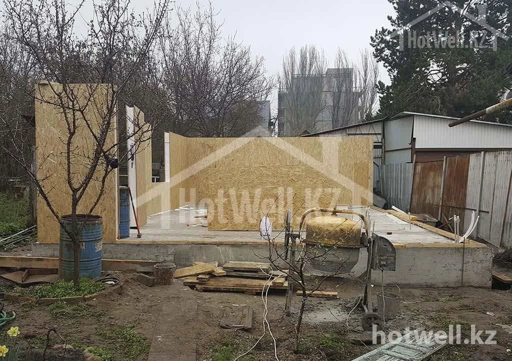 Монтаж первых СИП-панелей стен дома «Г-71» на готовой плите