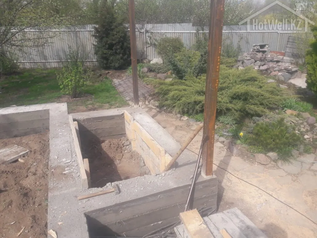 Лента фундамента «Х-97» после распалубки, крыльцо и внутренняя перемычка