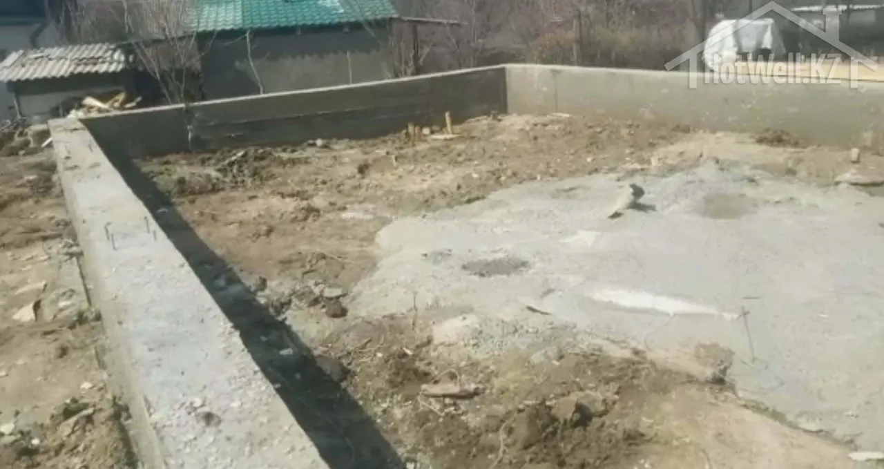 Бетонная лента фундамента дома «И-58» после снятия опалубки