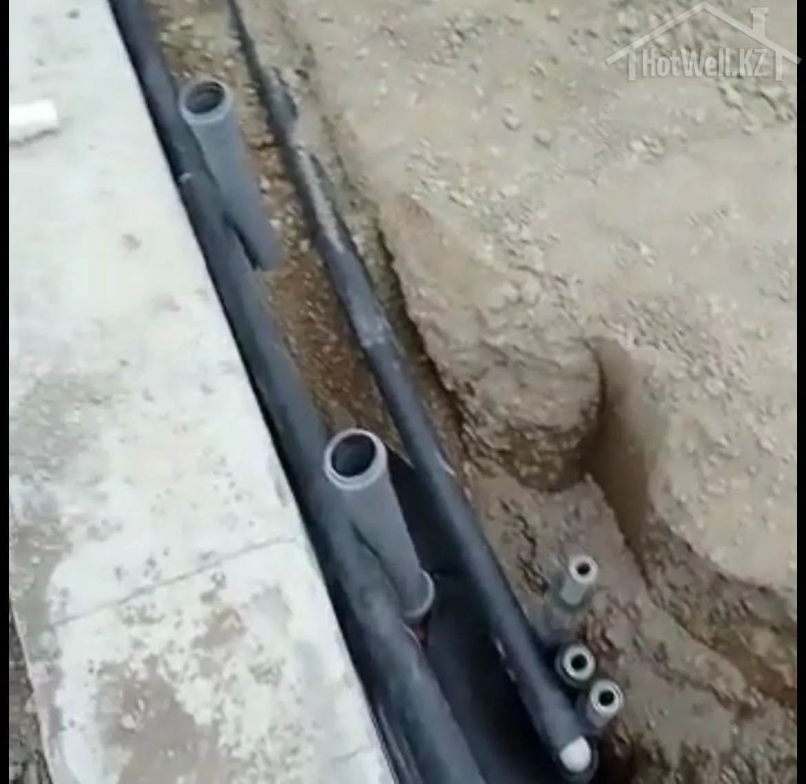 Вывод труб инженерных коммуникаций вдоль фундамента дома «И-58»