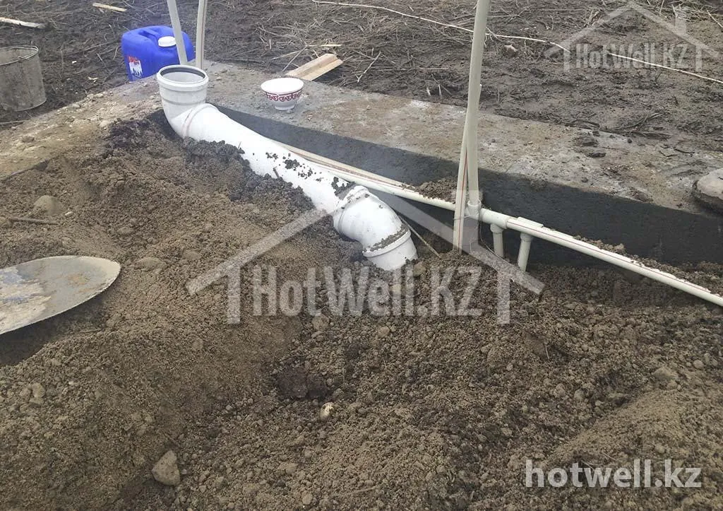 Канализационный выпуск и трубы водоснабжения у фундамента дома «К-148Б»