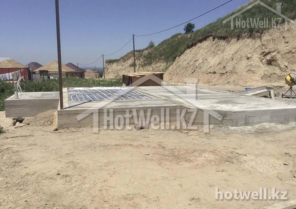Залитая монолитная плита под дом «К-148»: цоколь и трубы тёплого пола