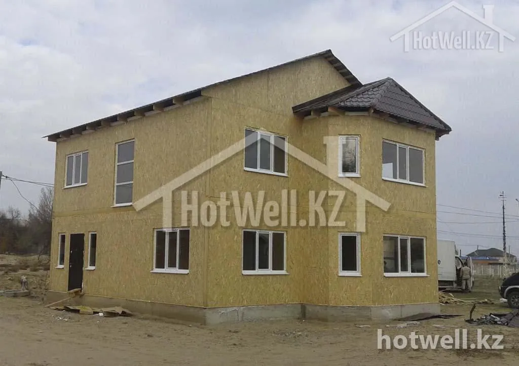 Дом «К-201» с установленными окнами, входной дверью и кровлей эркера