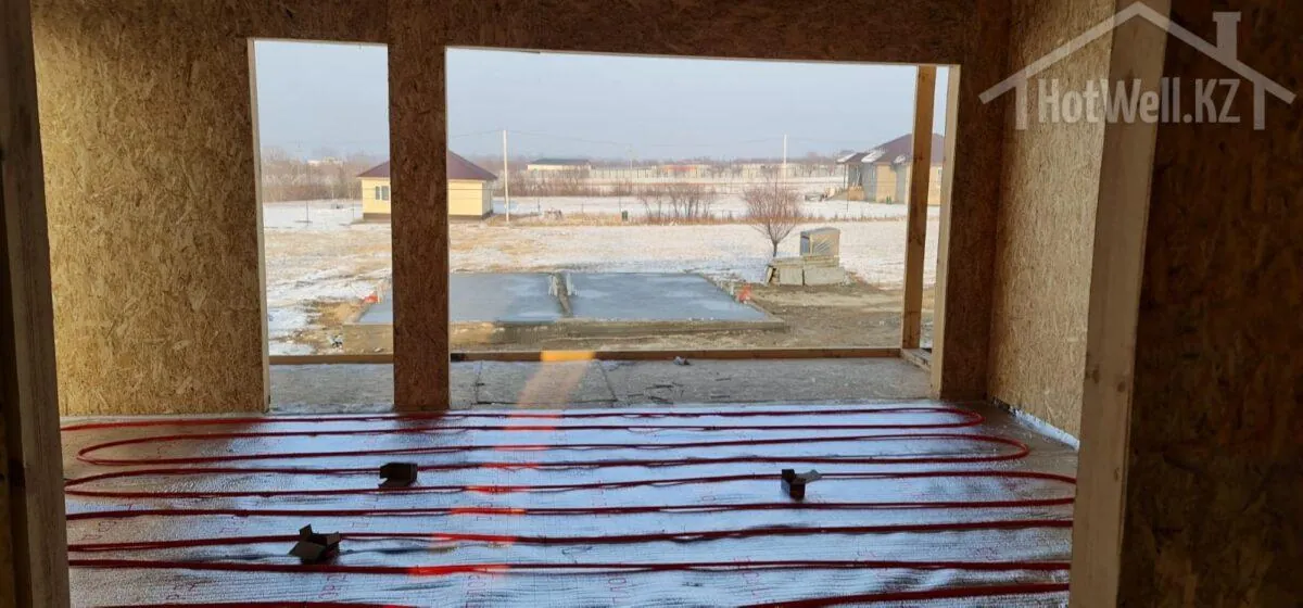 Монтаж тёплого пола в доме «К-279А»: трубы уложены на фольгированную подложку