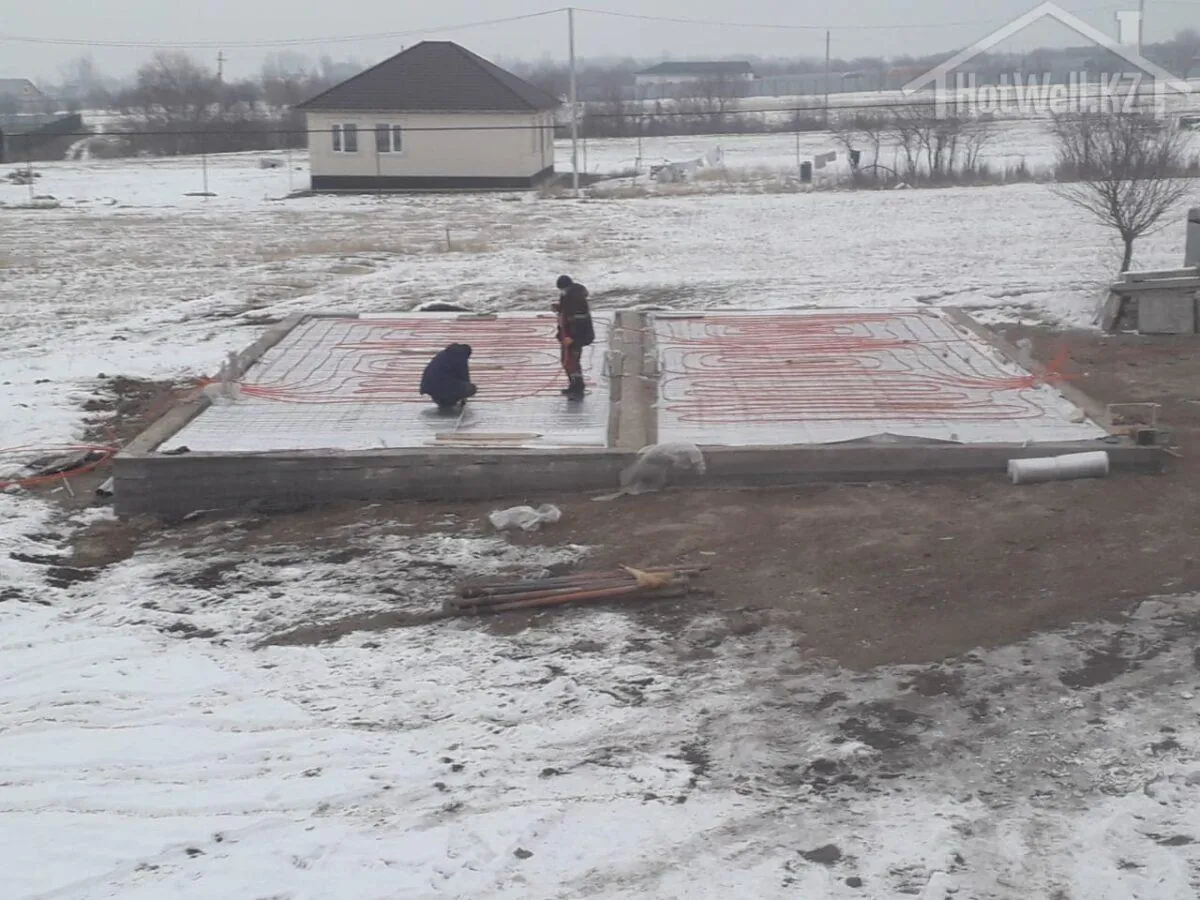 Укладка контуров тёплого пола по фольгированной подложке на плите фундамента дома «К-279А»