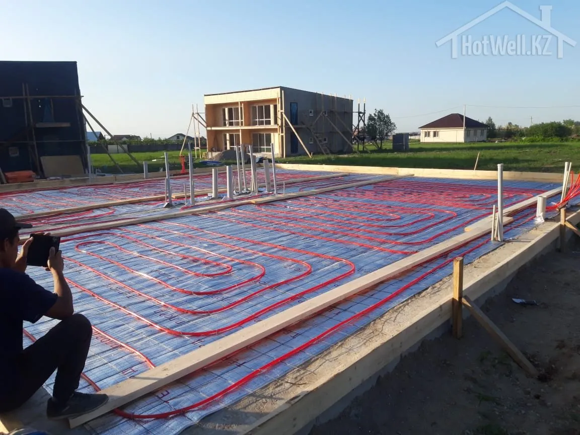 Укладка труб водяного тёплого пола на утеплитель перед заливкой плиты