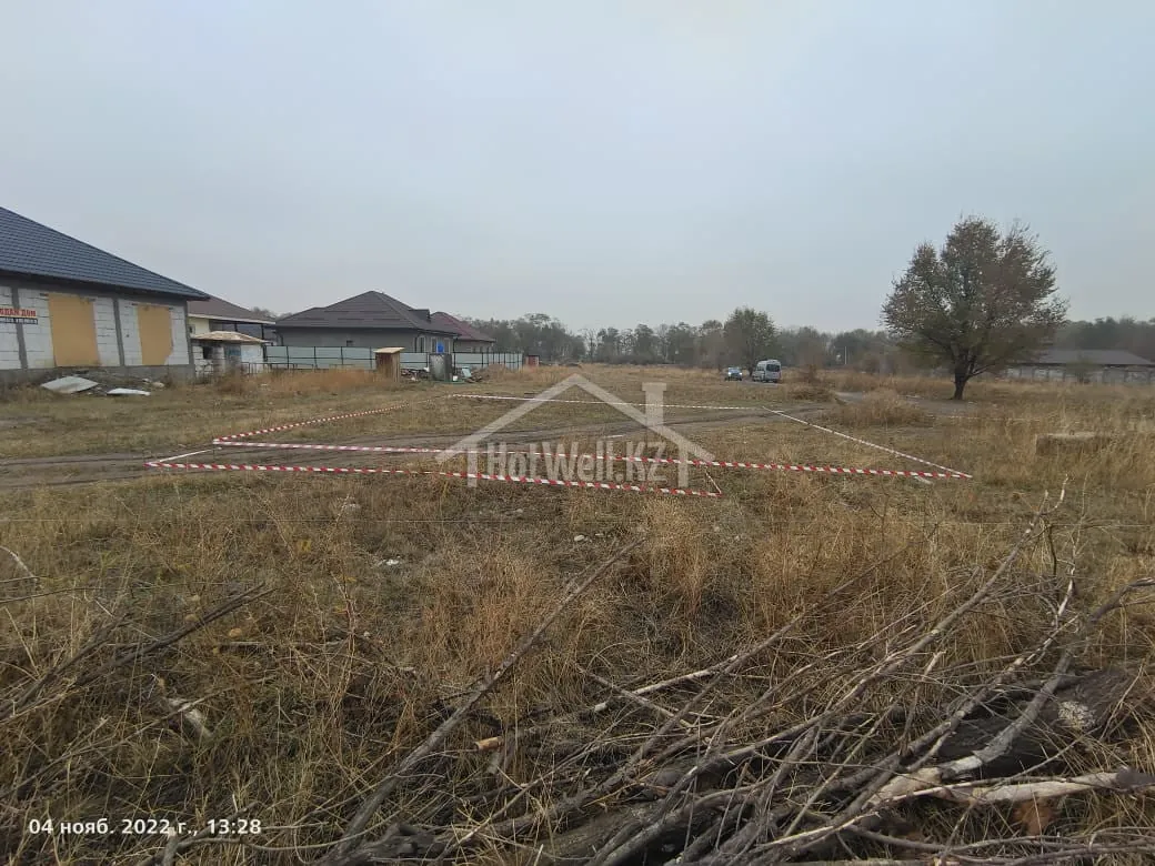 Участок под дом «К-302» с разметкой пятна застройки сигнальной лентой