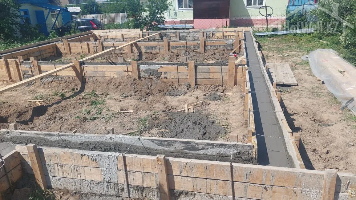 Опалубка ленточного фундамента дома «Л-94», бетон залит по периметру лент