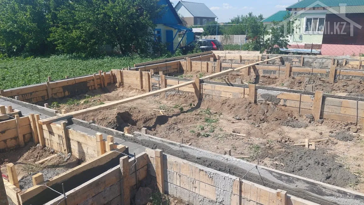 Деревянная опалубка фундамента дома «Л-94» со стяжками по всем осям стен