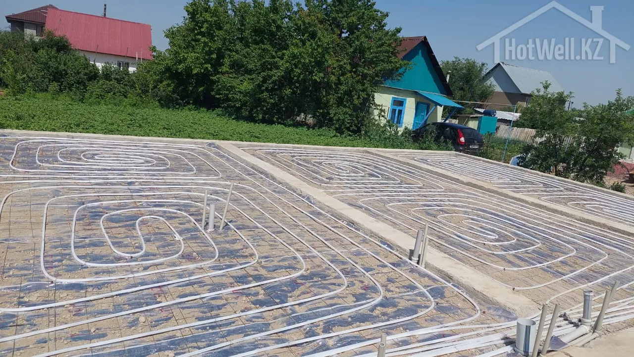 Контуры водяного тёплого пола, разложенные улиткой по плите дома «Л-94»