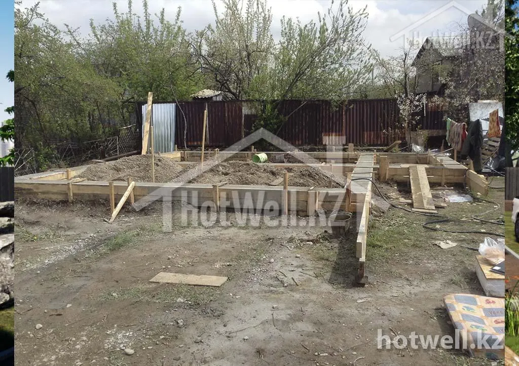 Участок под дом «М-107»: опалубка ленточного фундамента и подсыпка по всей площади застройки