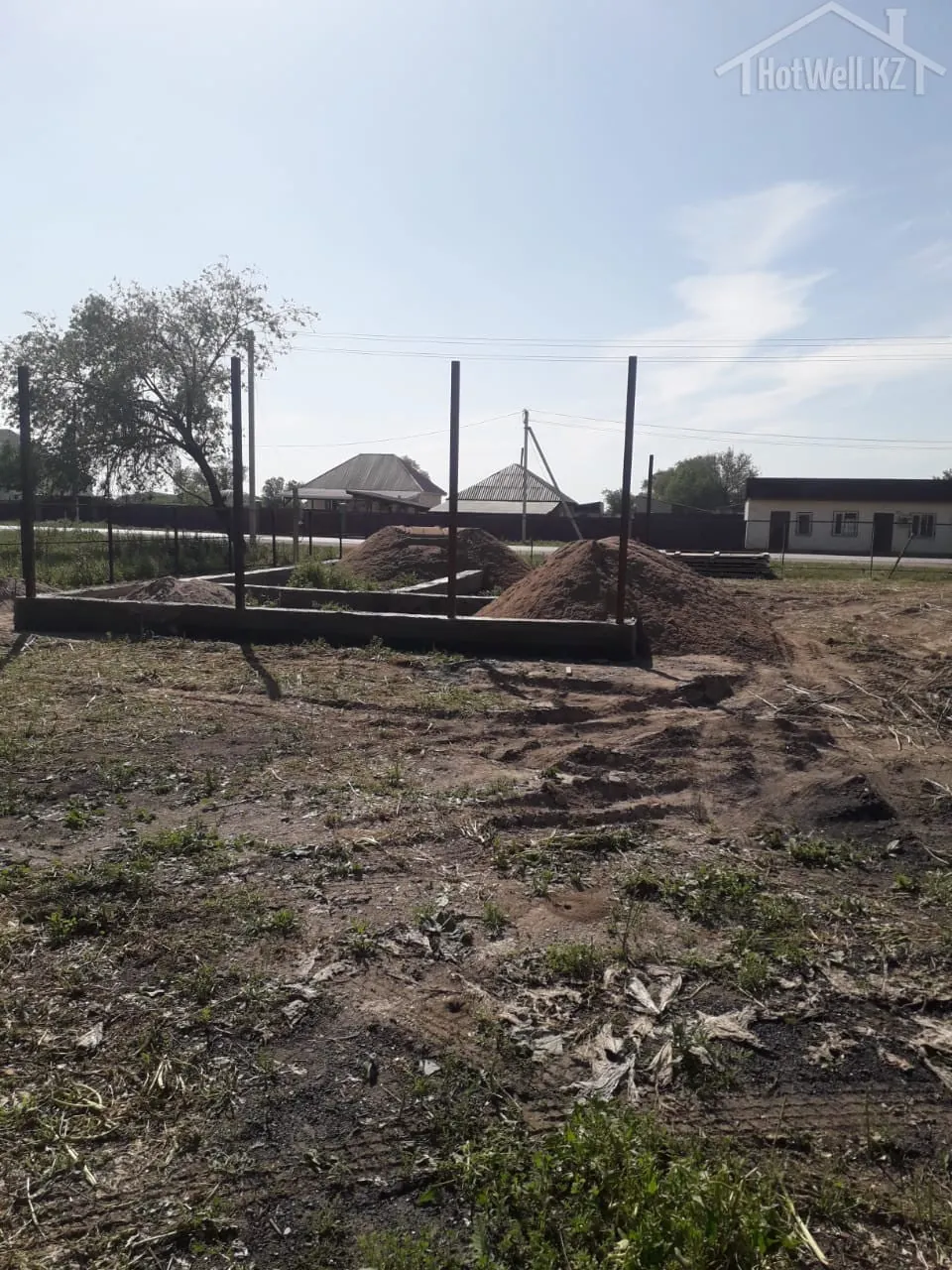 Свайно-ростверковый фундамент дома «М-108» после распалубки, песок для засыпки