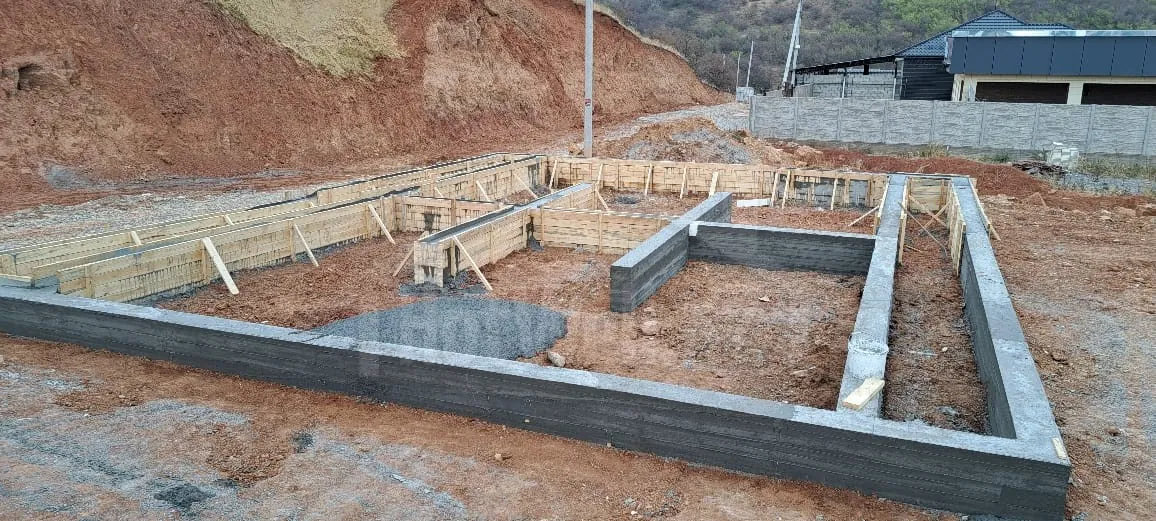 Готовый ленточный фундамент дома «А-286» после снятия опалубки — видна разводка под помещения